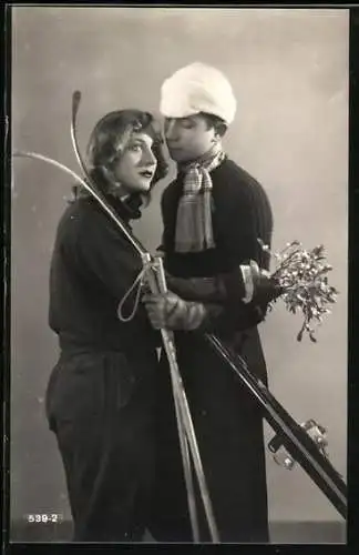 AK Hübsches Paar mit Skiern und Mistelzweigen