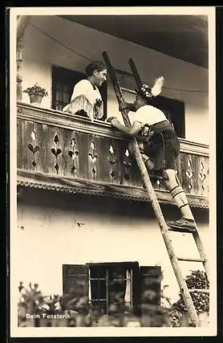 AK Beim Fensterln, Kavalier in Lederhose steigt auf einer Leier zu seinem Mädchen hinauf