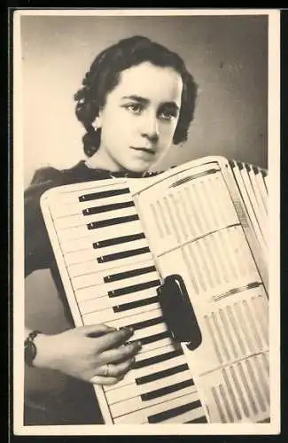 Foto-AK Junge Akkordeonspielerin mit ihrem Instrument, Portrait