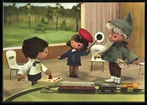 AK Sandmännchen und 2 Kinder spielen mit Modeleisenbahn