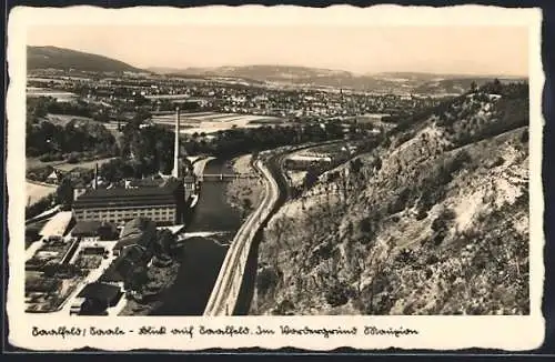 AK Saalfeld /Saale, Blick auf Saalfeld mit Fabrik im Vordergrund