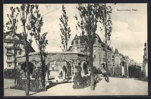 AK Berlin-Schöneberg, Bayerischer Platz, Platzansicht mit Pergola und Wohnhäusern