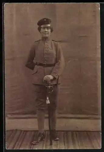 Foto-AK Frau in Uniform mit Säbel