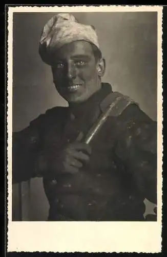 Foto-AK Schornsteinfeger in Uniform mit verrusstem Gesicht