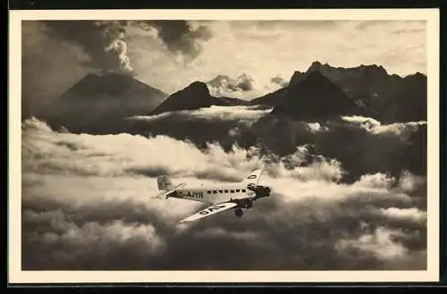 Foto-AK Flugzeug Junkers Ju 52 /3 m der Lufthansa überfliegt Gebirge