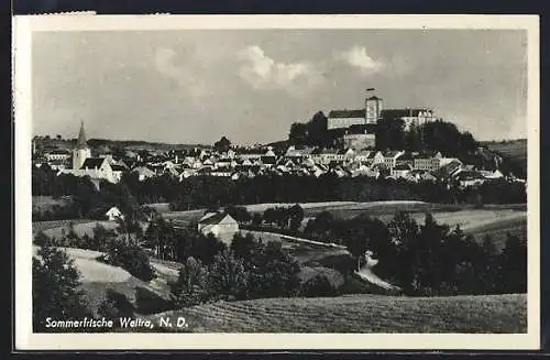 AK Weitra /N. D., Gesamtansicht mit Landstrasse von einem Hügel aus