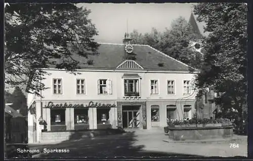 AK Schrems /N.-Oe., Sparkasse mit Brunnen