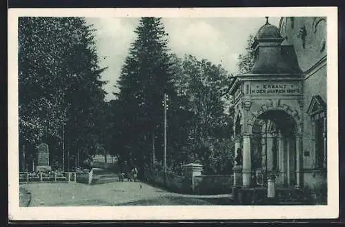 AK Kirchberg am Walde, Hamerlinghaus mit Kriegerdenkmal