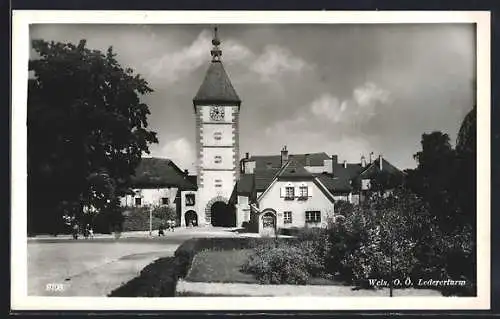 AK Wels /O. Ö., Ledererturm mit Strassenpartie