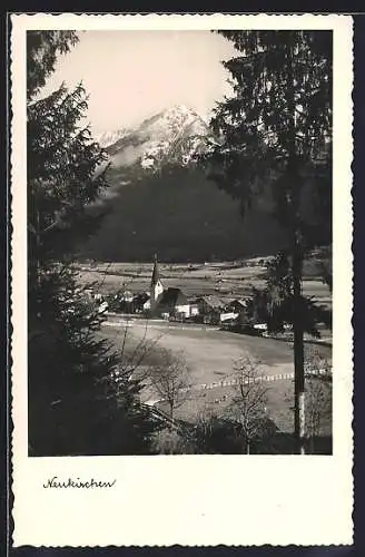 AK Neukirchen am Grossvenediger, Ortsansicht mit verschneitem Berggipfel