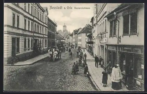 AK Neustadt / Orla, Bismarckstrasse mit Geschäften und Passanten