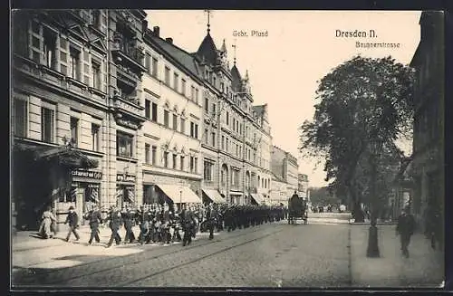 AK Dresden-Neustadt, Soldaten vom Musikkorps in der Bautznerstrasse