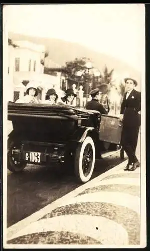 Fotografie Auto Cabriolet, hübsche junge Frauen sitzen im offenen Reisewagen, Kennzeichen G-1063