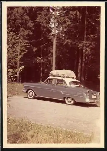 Fotografie Auto Opel, PKW mit Kennzeichen Berlin auf einem Autobahn-Rastplatz