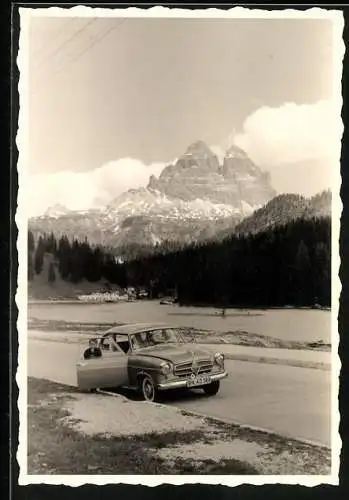 Fotografie Auto Borgward, Knabe nebst PKW vor Gebirgs-Panorama