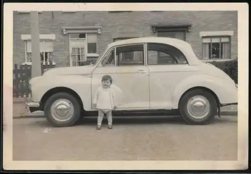 Fotografie Auto Morris Minor, lächelndes Kleinkind nebst PKW
