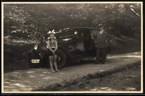 Fotografie Auto Mercedes Benz, Mädchen vor Nobelkarosse stehend, Kennzeichen Berlin IA-72649