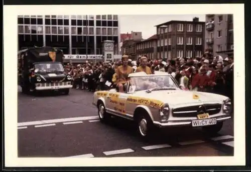 Fotografie Auto Mercedes Benz 280 SL Cabrio, PKW mit Kennzeichen Wiesbaden bei einem Festumzug