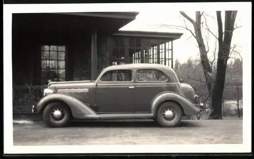 Fotografie Auto Dodge Plymouth 1935, PKW neben Villa stehend