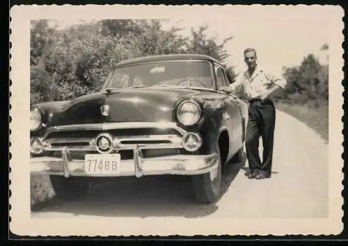 Fotografie Auto Ford, Fahrer lehnt lässig am US-Car