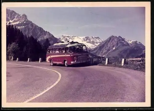 Fotografie Bus Kässbohrer, Reisebus auf einer Passstrasse im Gebirge