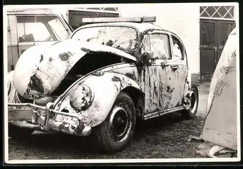 Fotografie Auto Volkswagen VW Käfer, Wrack nach einem Abstecher in den Strassengraben