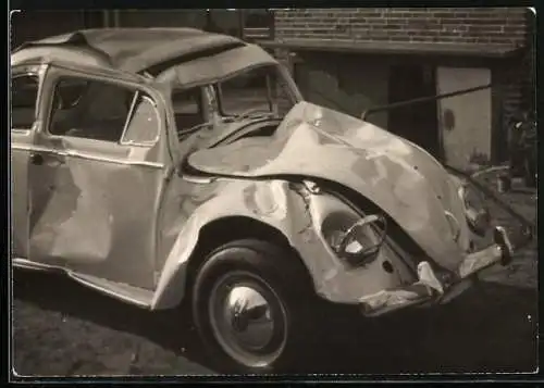 Fotografie Auto Volkswagen VW Käfer, Totalschaden, Unfallwagen / Ersatzteilspender zum Ausschlachten