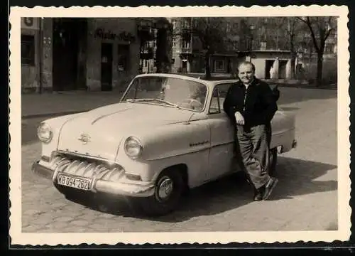 Fotografie Auto Opel Olympia, stolzer Fahrer lehnt am PKW