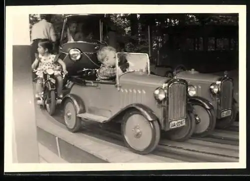 Fotografie Auto-Karussell im Berliner Zoo, Knabe im Auto Mercedes Benz Cabrio
