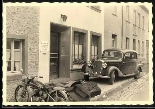 Fotografie Auto Mercedes Benz 170, PKW & Motorrad vor Arzt-Praxis Dr. med. Franz Hahn