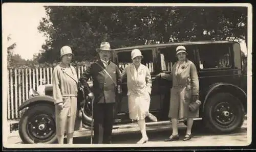 Fotografie Auto Adler Standard 6, Vornehme Reisegesellschaft vor einer Ausfahrt 1929