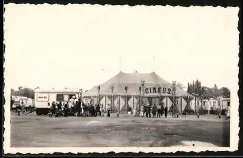 Fotografie Circus Humberto, Kassenwagen & Besucher vor dem Zirkuszelt