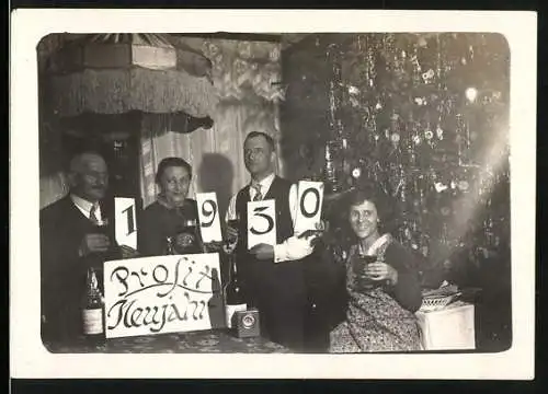 Fotografie Silvester - Neujahrsfeier 1930, Feiergesellschaft stösst auf das neue Jahr an