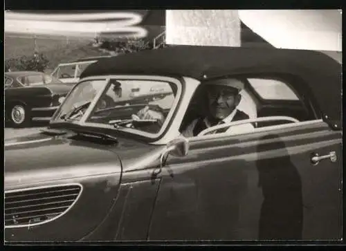 Fotografie Auto BMW Cabrio, Fahrer im Sportwagen mit geteilter Frontscheibe