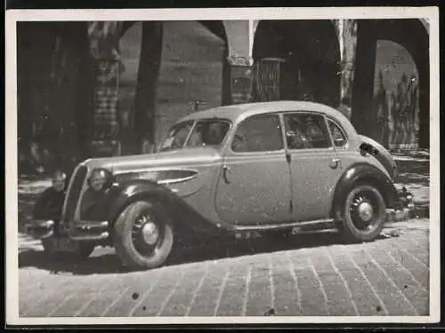 Fotografie Auto BMW, Limousine neben Kreuzgang