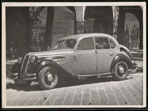 Fotografie Auto BMW, Limousine neben Kreuzgang geparkt