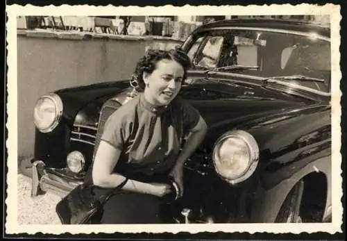 Fotografie Auto Mercedes Benz, hübsche junge Frau vor PKW sitzend