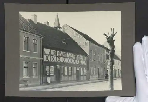 Fotografie unbekannter Fotograf, Ansicht Bernau / Mark, Hohe Steinstrasse mit Fachwerkhaus