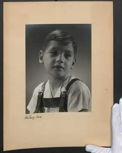 Fotografie Urs Lang-Kurz, Stuttgart, junger Knabe in Latzhose, Seitenscheitel, Modefotografie von Ursula Urs Lang-Kurz