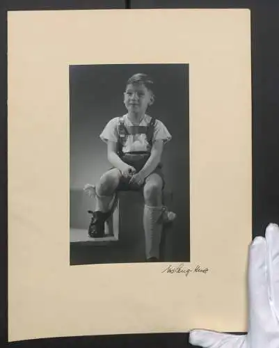 Fotografie Urs Lang-Kurz, Stuttgart, Knabe in Lederhose mit Kniestrümpfen, Modefotografie von Ursula Urs Lang-Kurz