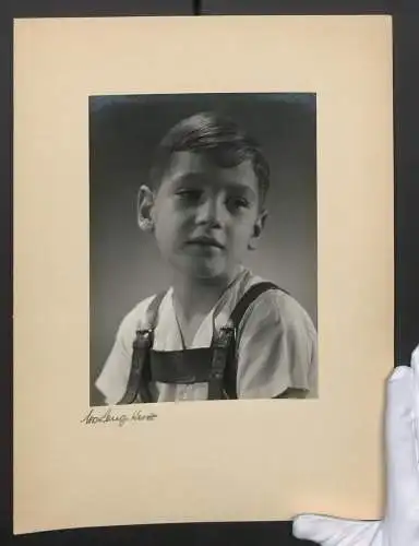 Fotografie Urs Lang-Kurz, Stuttgart, Modefotografie von Ursula Urs Lang-Kurz, Knabe in Lederlatzhose
