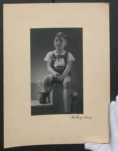 Fotografie Urs Lang-Kurz, Stuttgart, Modefotografie von Ursula Urs Lang-Kurz, Knabe in Lederlatzhose