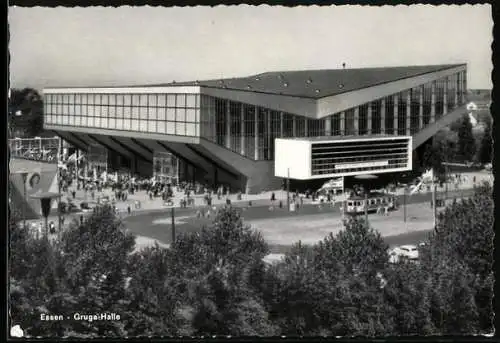 AK Essen, Gruga-Halle mit Vorplatz und Strassenbahn