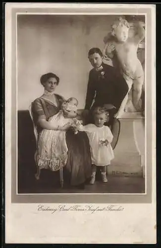 AK Kaiser Karl I. von Österreich in Uniform mit seiner Familie