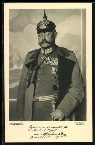 AK Generalfeldmarschall Paul von Hindenburg mit Pickelhaube und Feldstecher