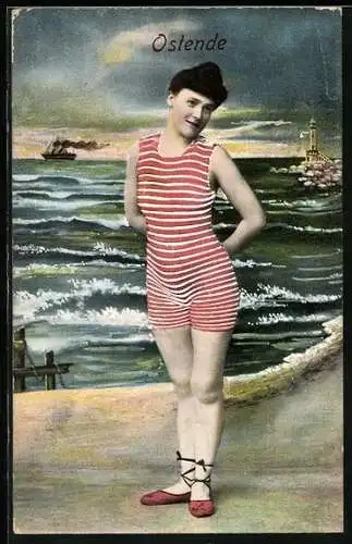 AK Ostende, Frau in rot-gestreiftem Badeanzug am Meer