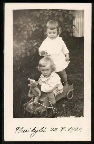 Foto-AK Zwei Kinder mit einem Spielzeugauto und Teddy 1921