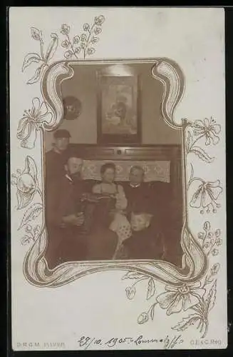 Foto-AK Lommatz, Familie sitzt zusammen, Mann spielt Akkordeon