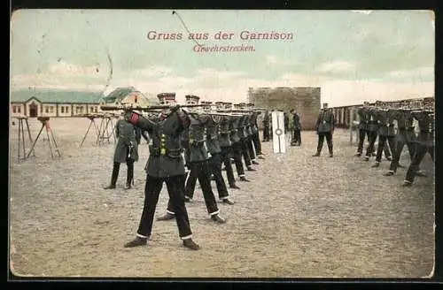 AK Deutsche Soldaten beim Gewehrstrecken, Gruss aus der Garnison
