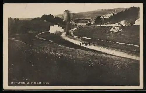 AK Strasse unter feindlichem Feuer, Granateinschlag auf der Strasse